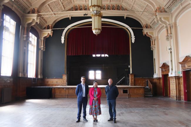 Cllr Nina Gurung and representatives from Thomas Sinden announcing the awarding of the contractor.